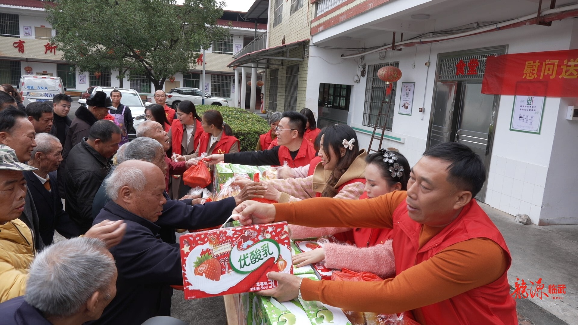 临武县义务工作者协会为麦市镇敬老院献爱心