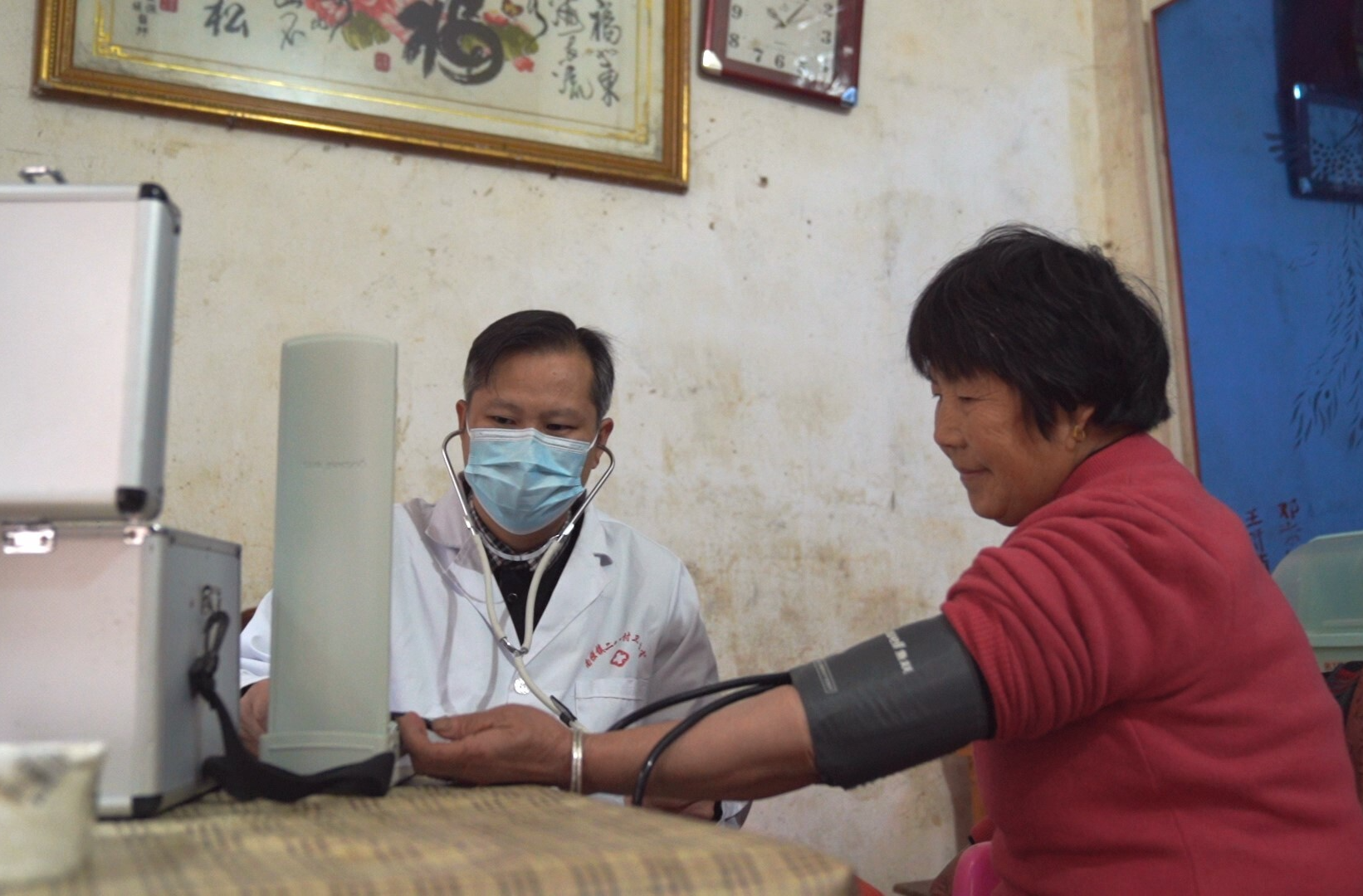 加强医疗卫生体系能力建设 实现小病不出村、大病不出县