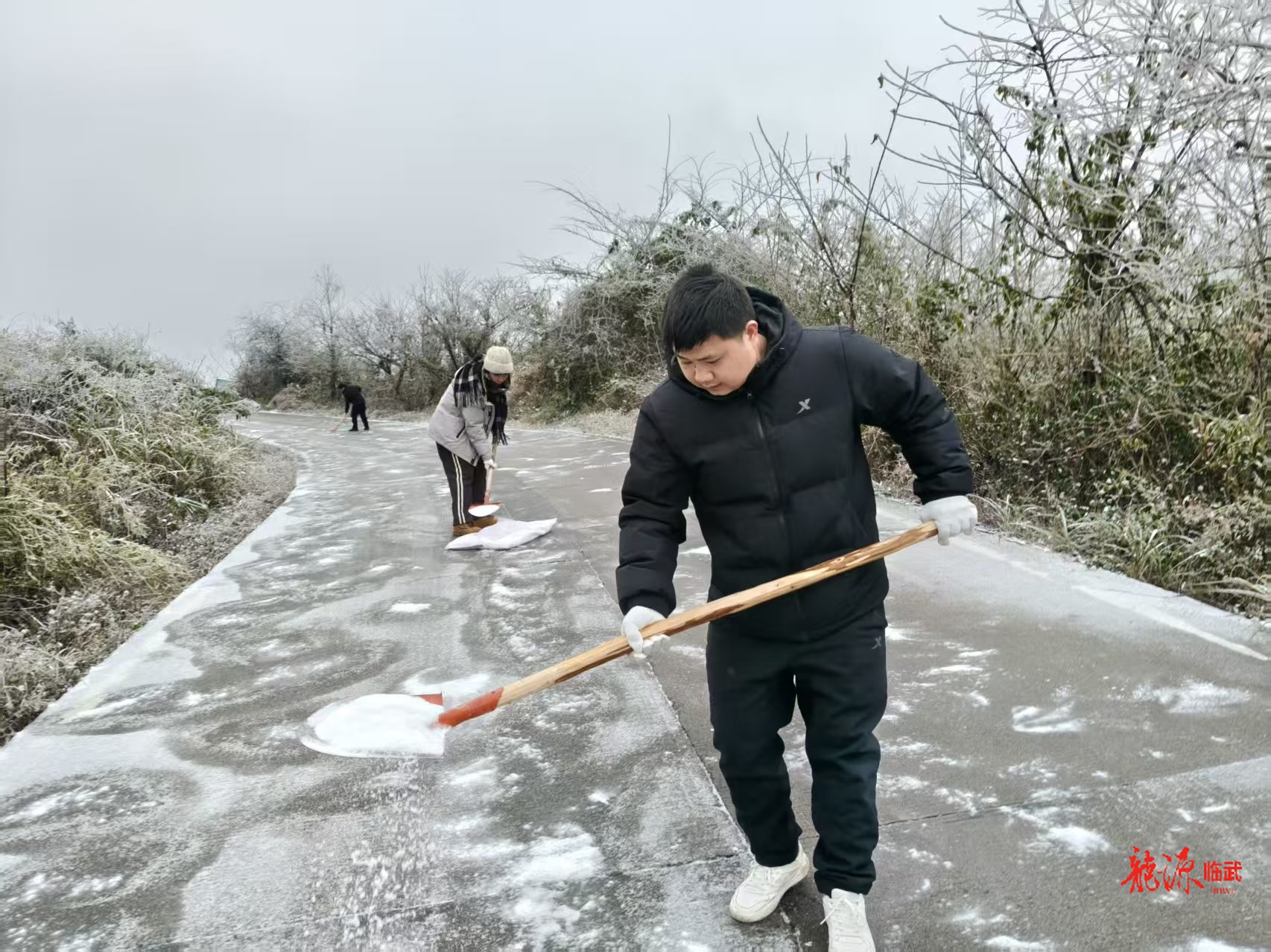 镇南乡：路面除冰保畅通，群众出行保平安