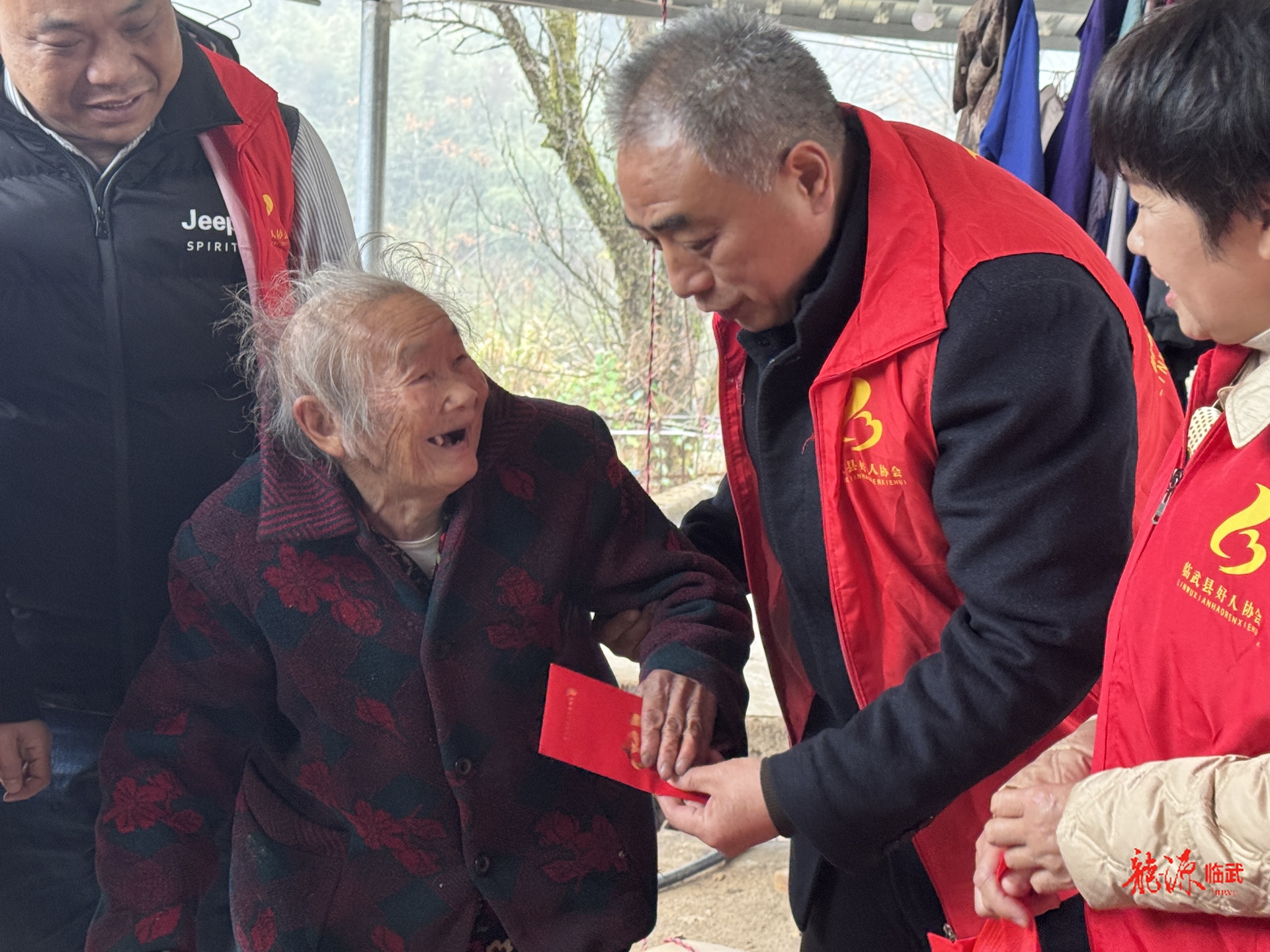 新春走基层｜临武县新时代文明实践中心联合好人协会走访慰问困难群众