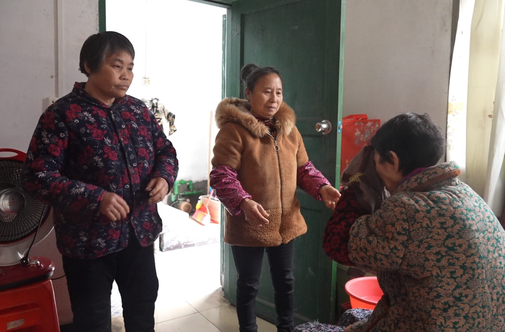 四年送饭路  一生邻里情