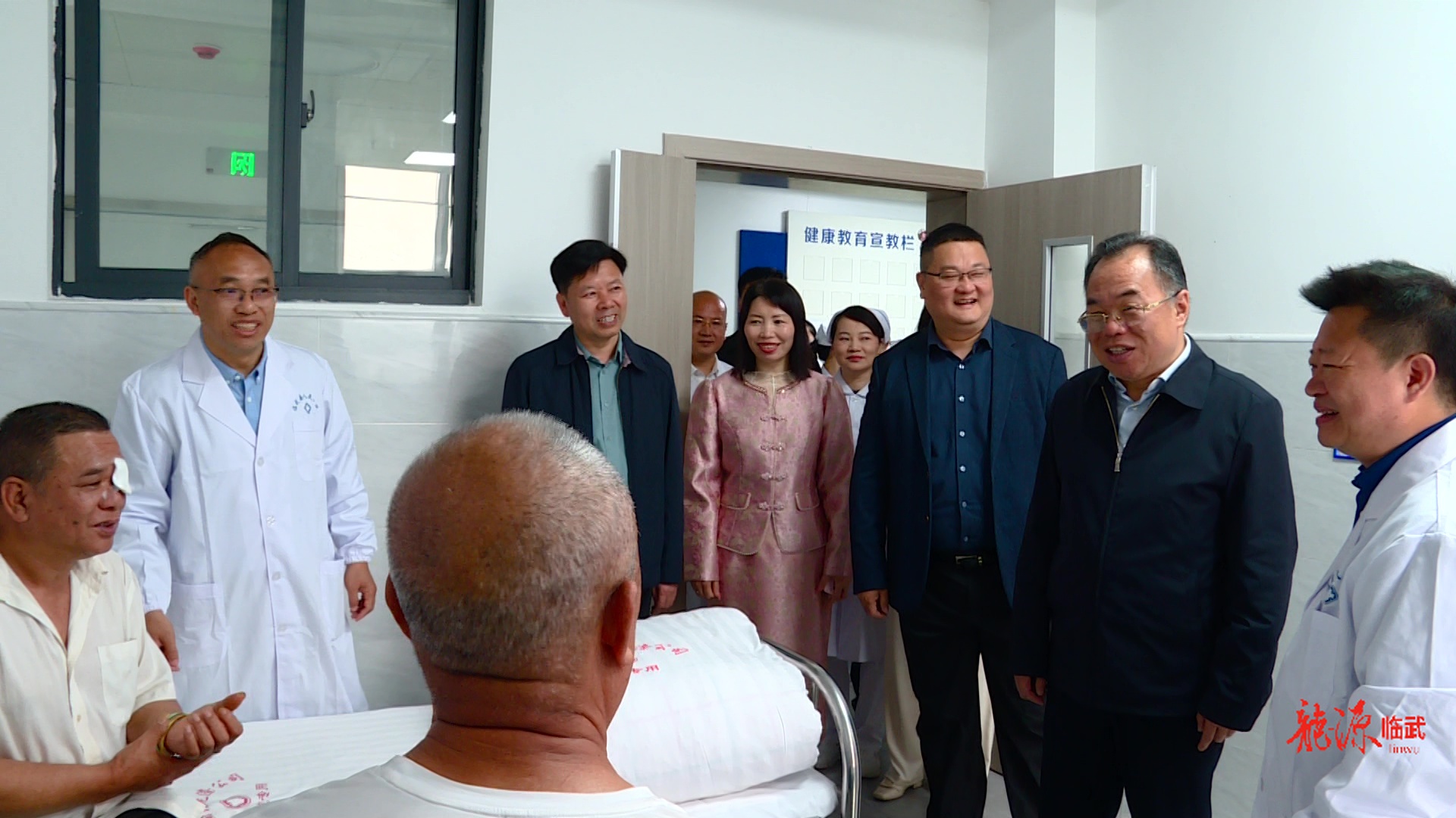 刘杨 李乐看望免费白内障手术患者