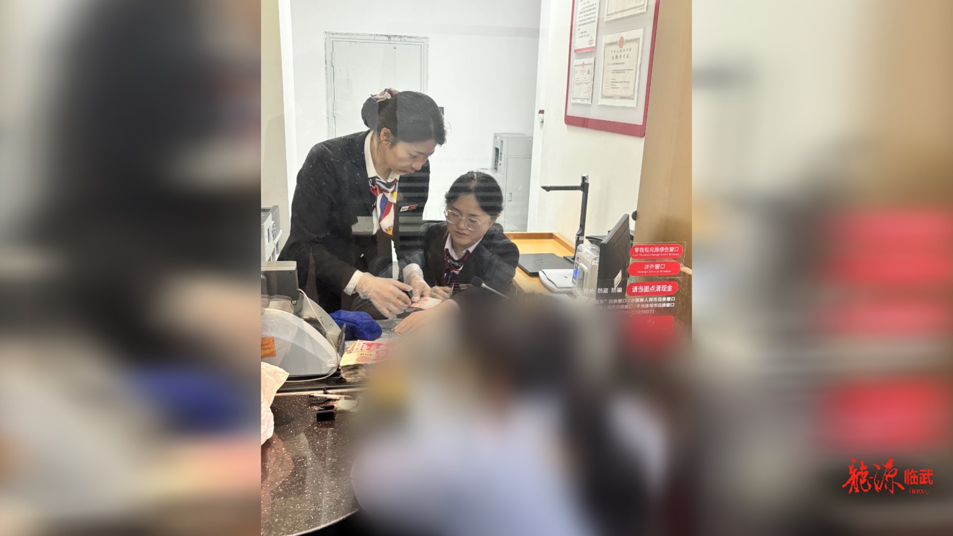 四万养老钱发霉成“钱砖” 银行三小时“救回”99%