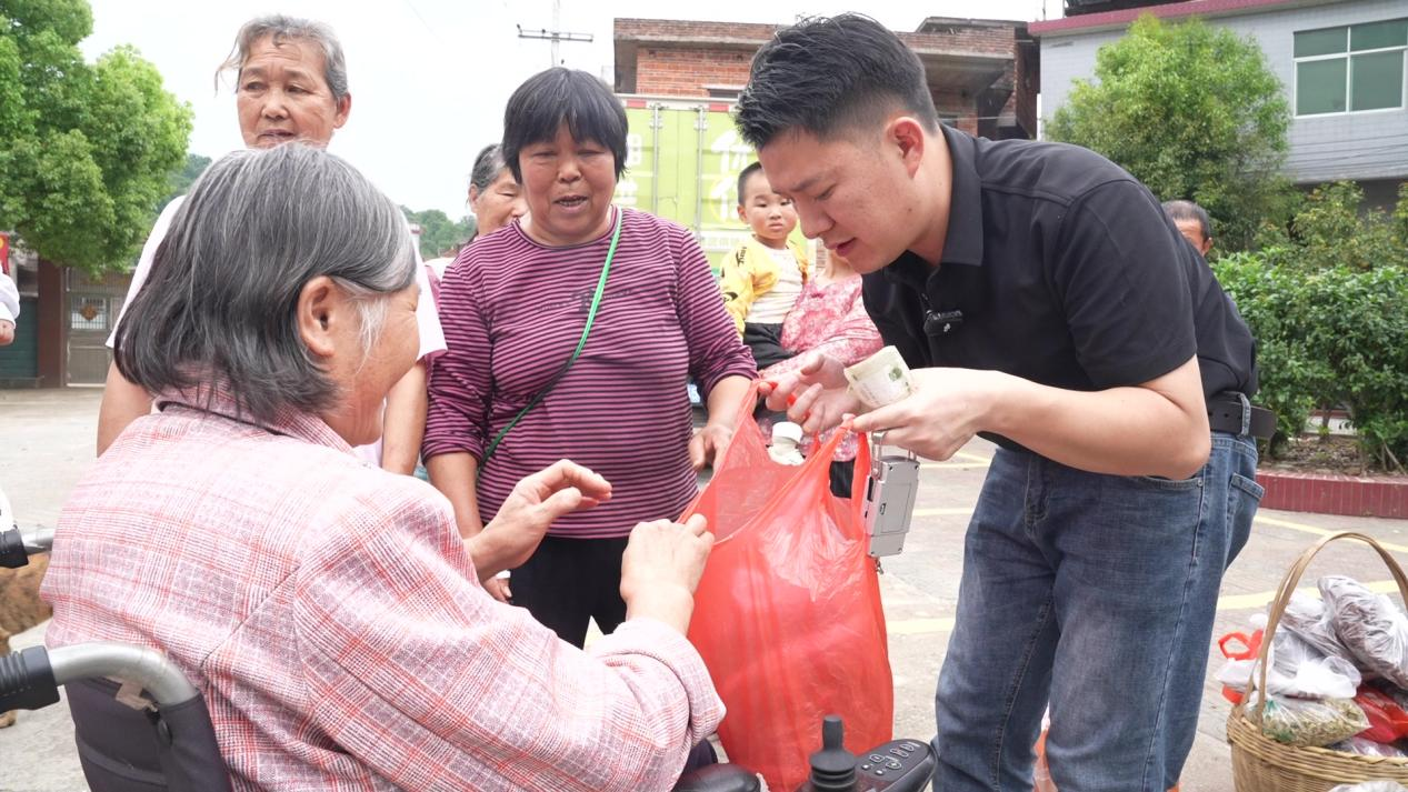 【央广网】湖南临武：“流动供销致富车”跑出助农加速度