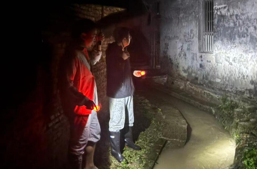 水东镇：闻汛而动！雨夜巡防保民安