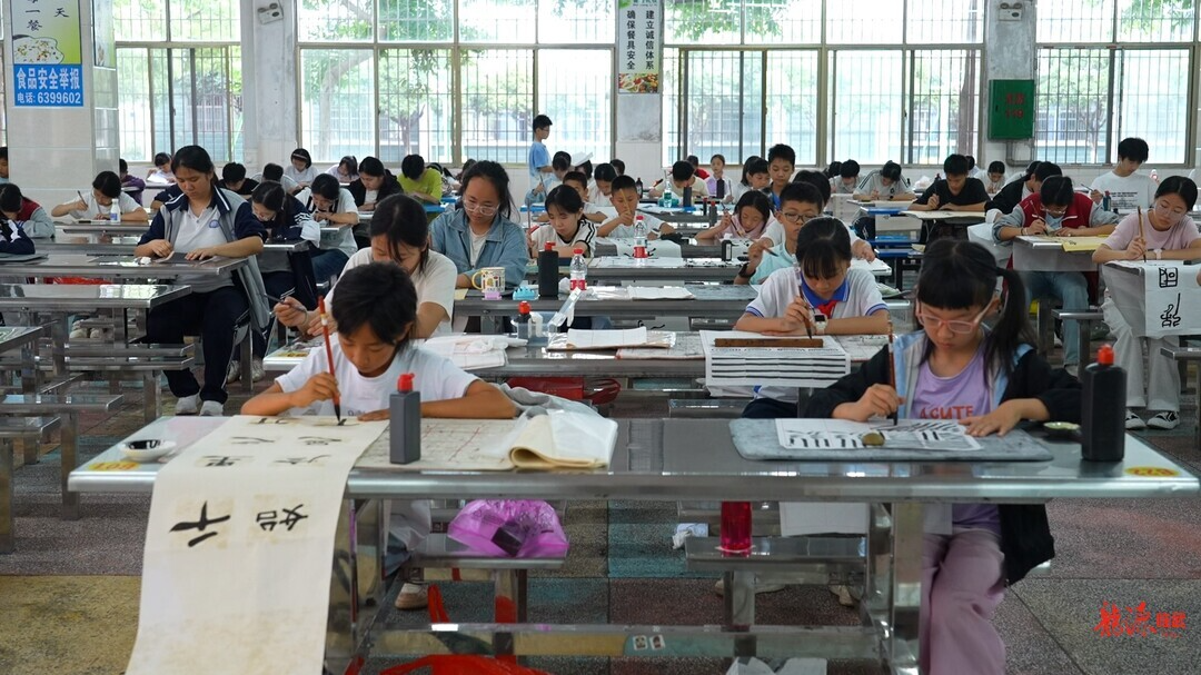 临武县举办第二十三届中小学艺术节现场书画赛