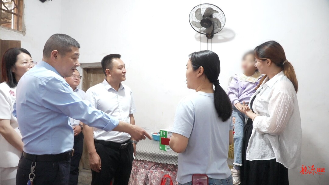 谢彪走访慰问残疾儿童