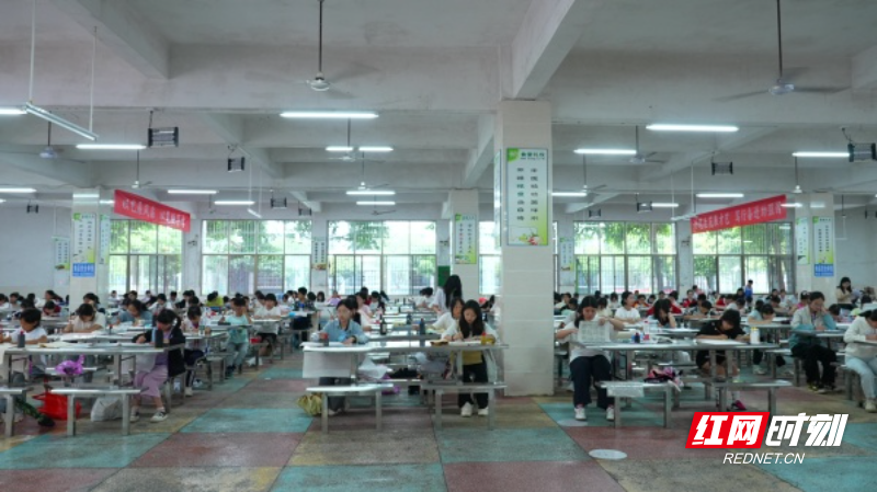【红网时刻】临武县举办第二十三届中小学艺术节现场书画赛