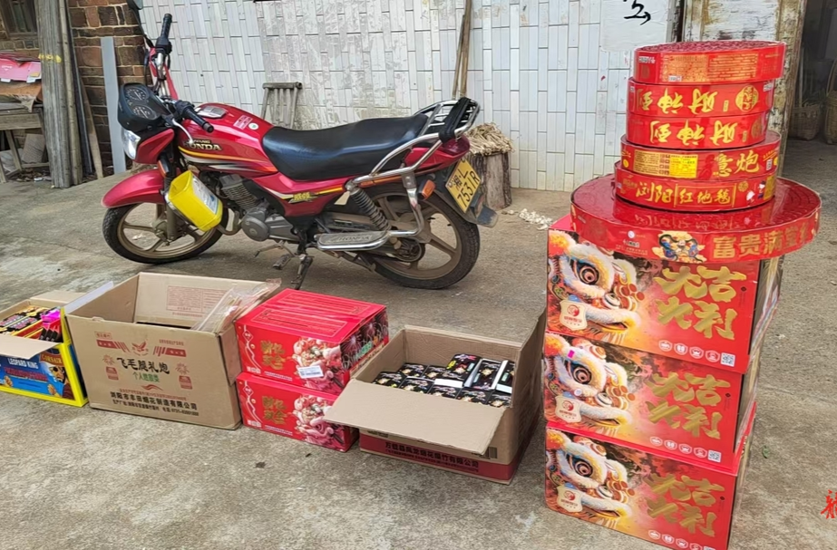 非法储存与经营烟花爆竹，1人被拘！