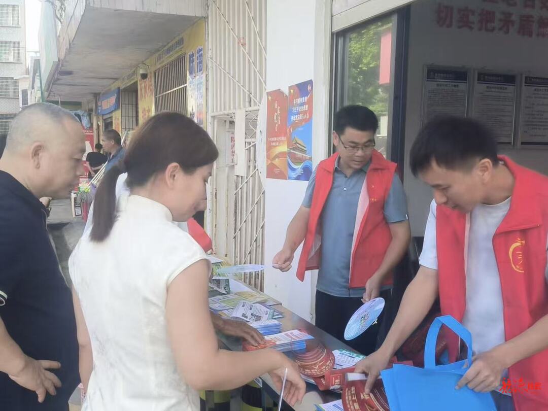 麦市镇：赶集日送政策！把拥军服务送到群众身边