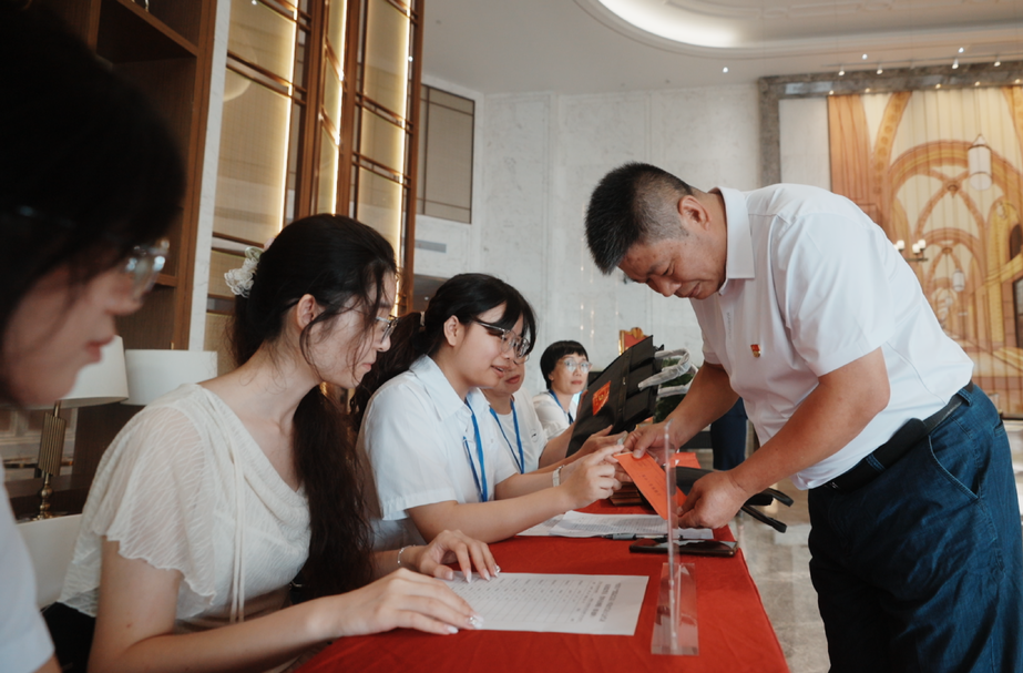 肩负使命赴盛会 中国共产党临武县第十四次代表大会代表向大会报到