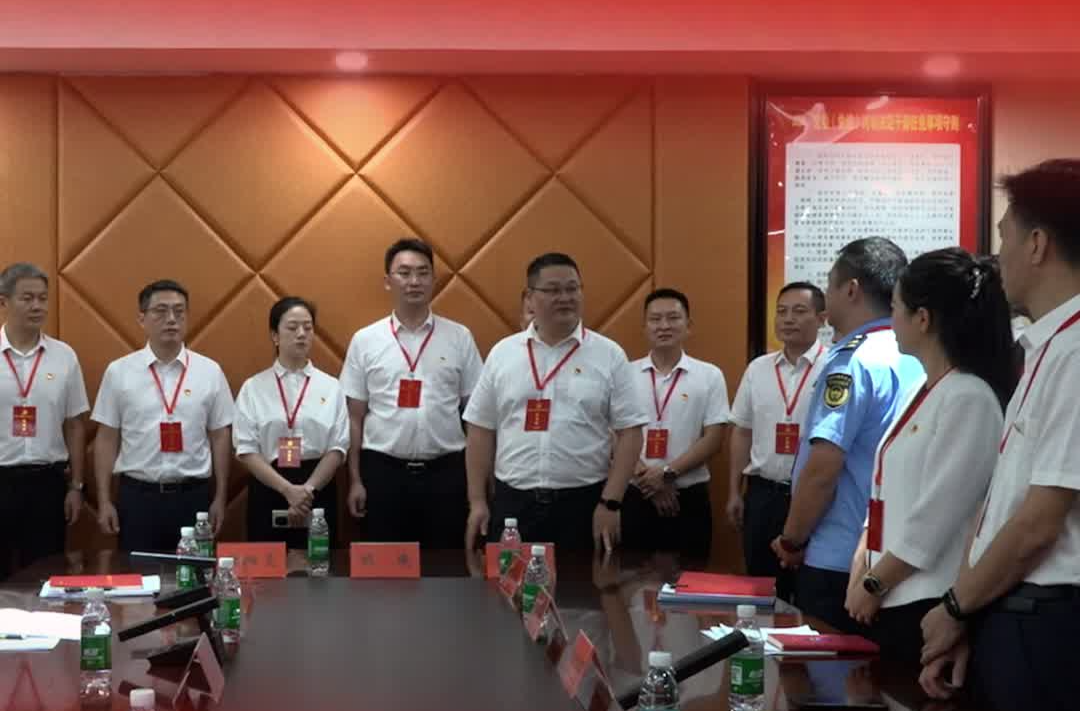 李乐 周红等县委领导看望慰问县党代表.