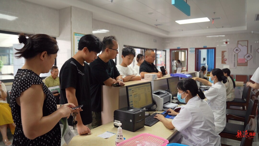 临武县中医医院：新生入学体检 护航学子求学路