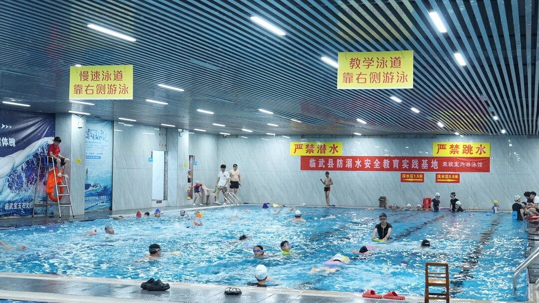 给游泳馆做安全“体检” 护航孩子安全度夏