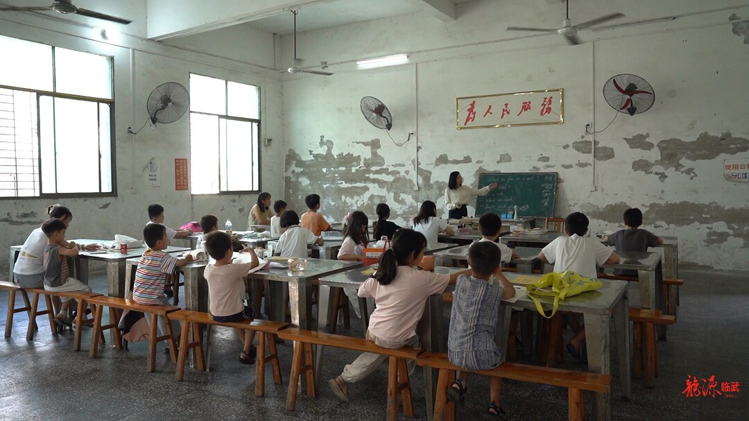 姐妹回乡办课堂 爱心反哺暖乡邻