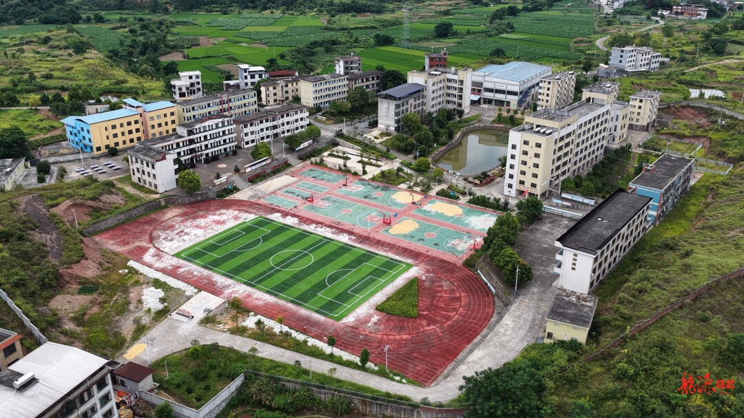 康巴赫捐建临武两个足球场基本完工 预计9月开学前交付