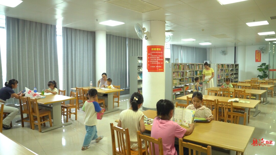 书香消暑气  县图书馆成“避暑书房”