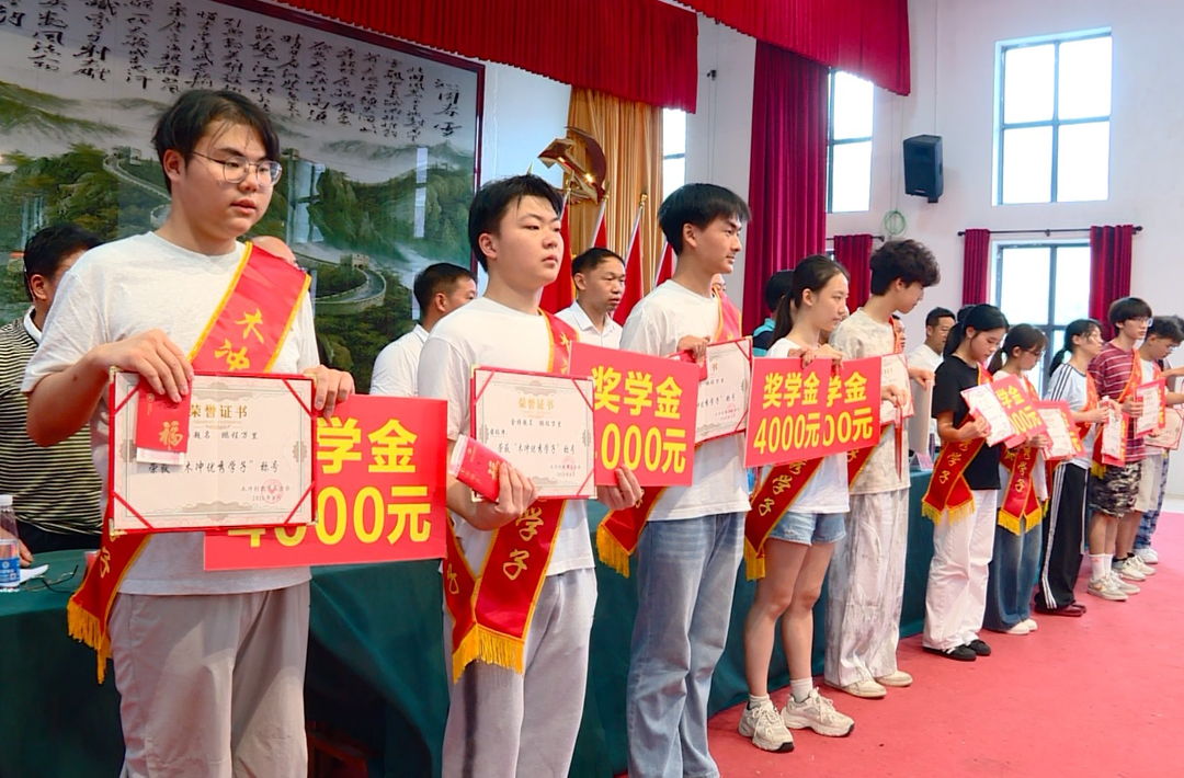 金江镇：暑期助学热  近百名学子获奖励