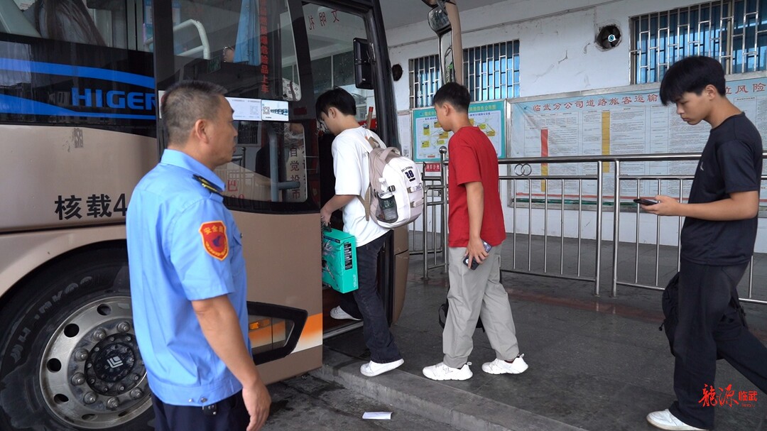新闻特写：校园直通车开行  打通家门到校门“最后一公里”