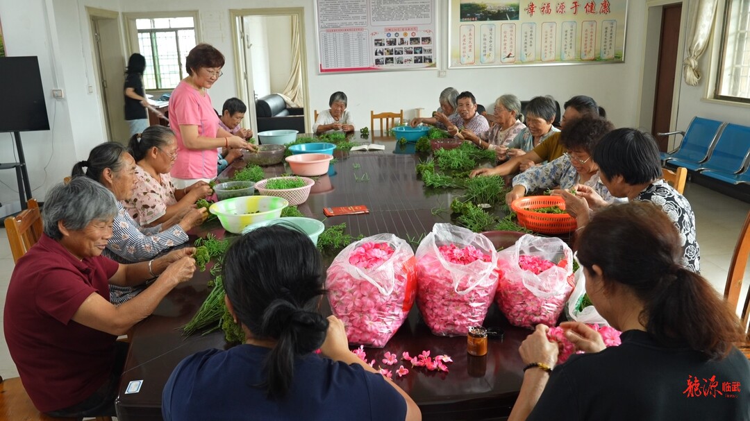 【新湖南】指尖生花 闲暇生财！临武龙归坪村：手工花“开”出留守群众增收路