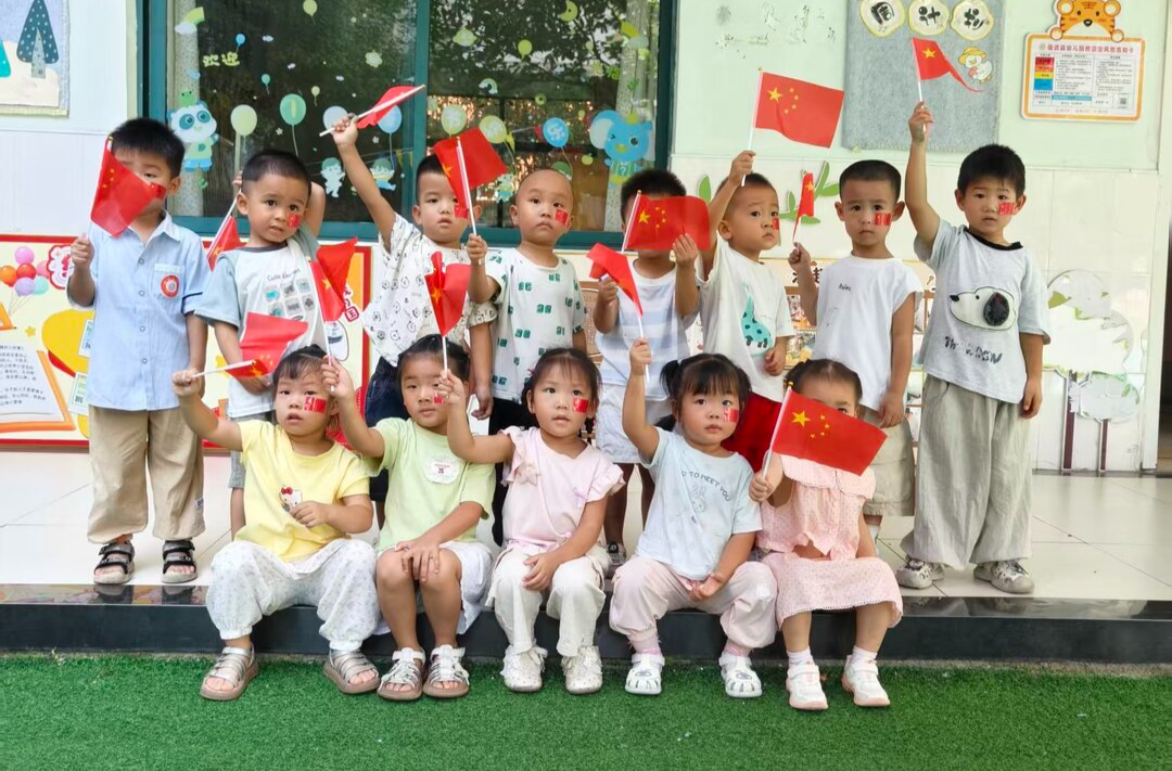 喜迎国庆：满城红旗扬 市民享假期