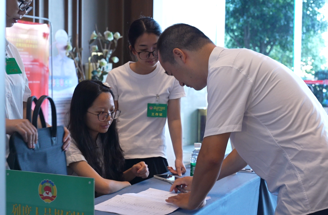 聚焦两会｜政协委员今日报到 履职建言共谋发展