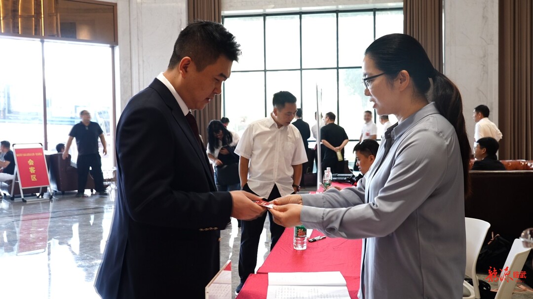聚焦两会｜携民意 献良策  人大代表向大会报到
