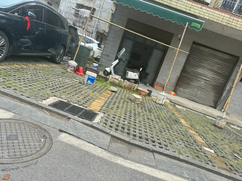 临武县新建路第一完全小学旁的停车场被他人私自围挡