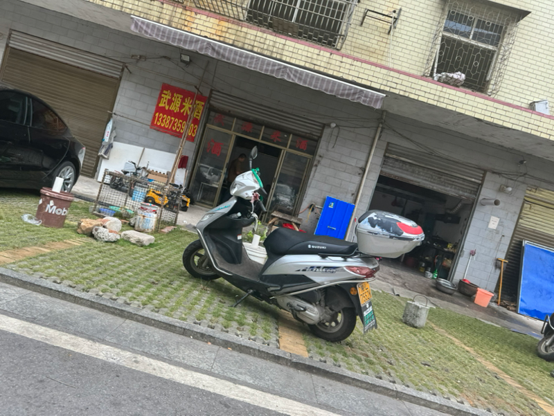 临武县新建路第一完全小学旁的停车场被他人私自围挡