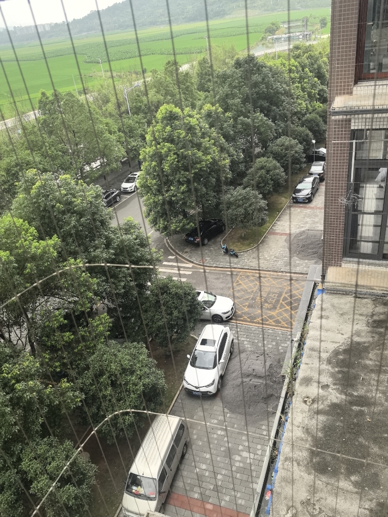 江山学府街道中间堆沙石影响美观和交通