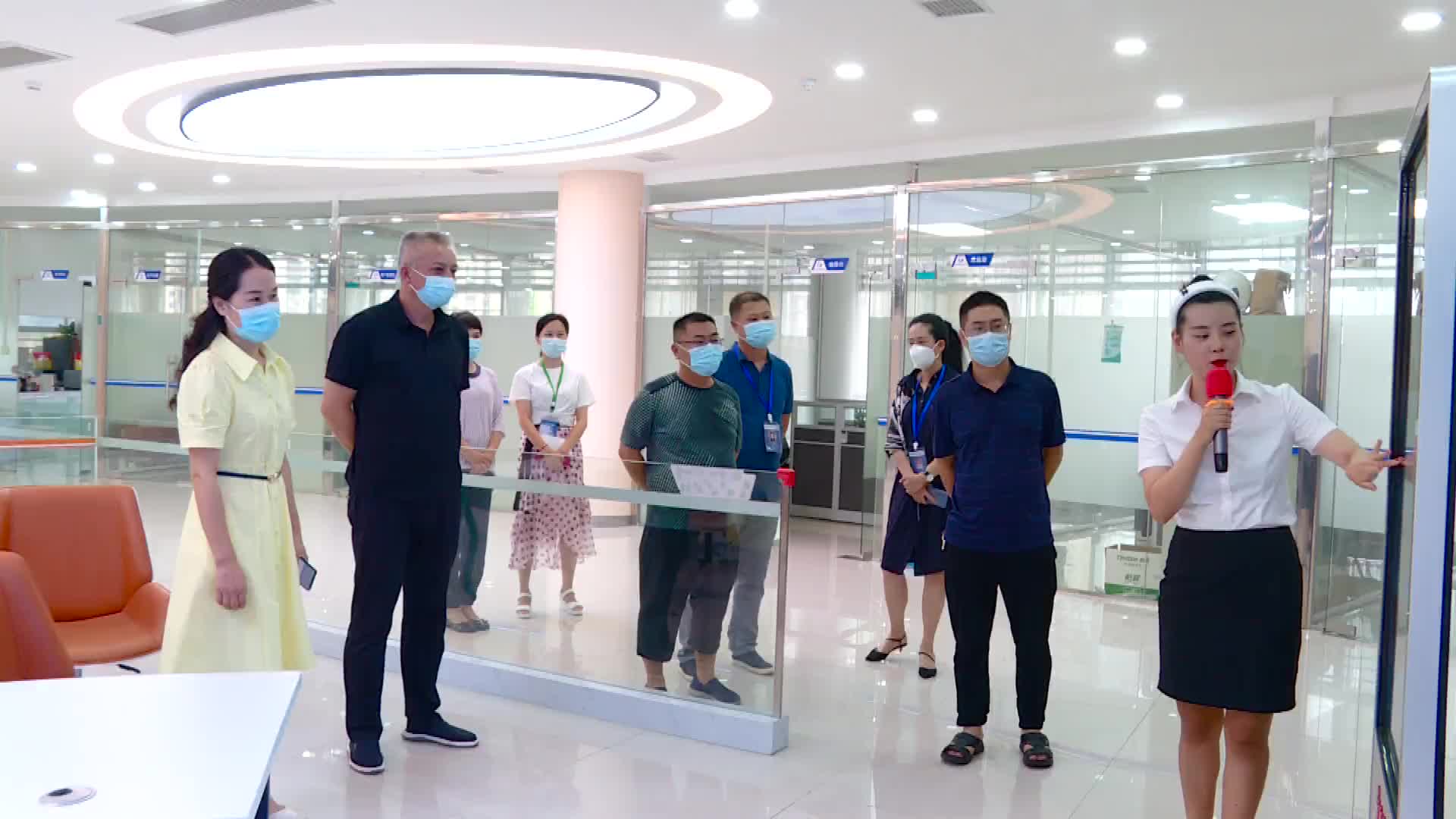 县领导到县融媒体中心调研