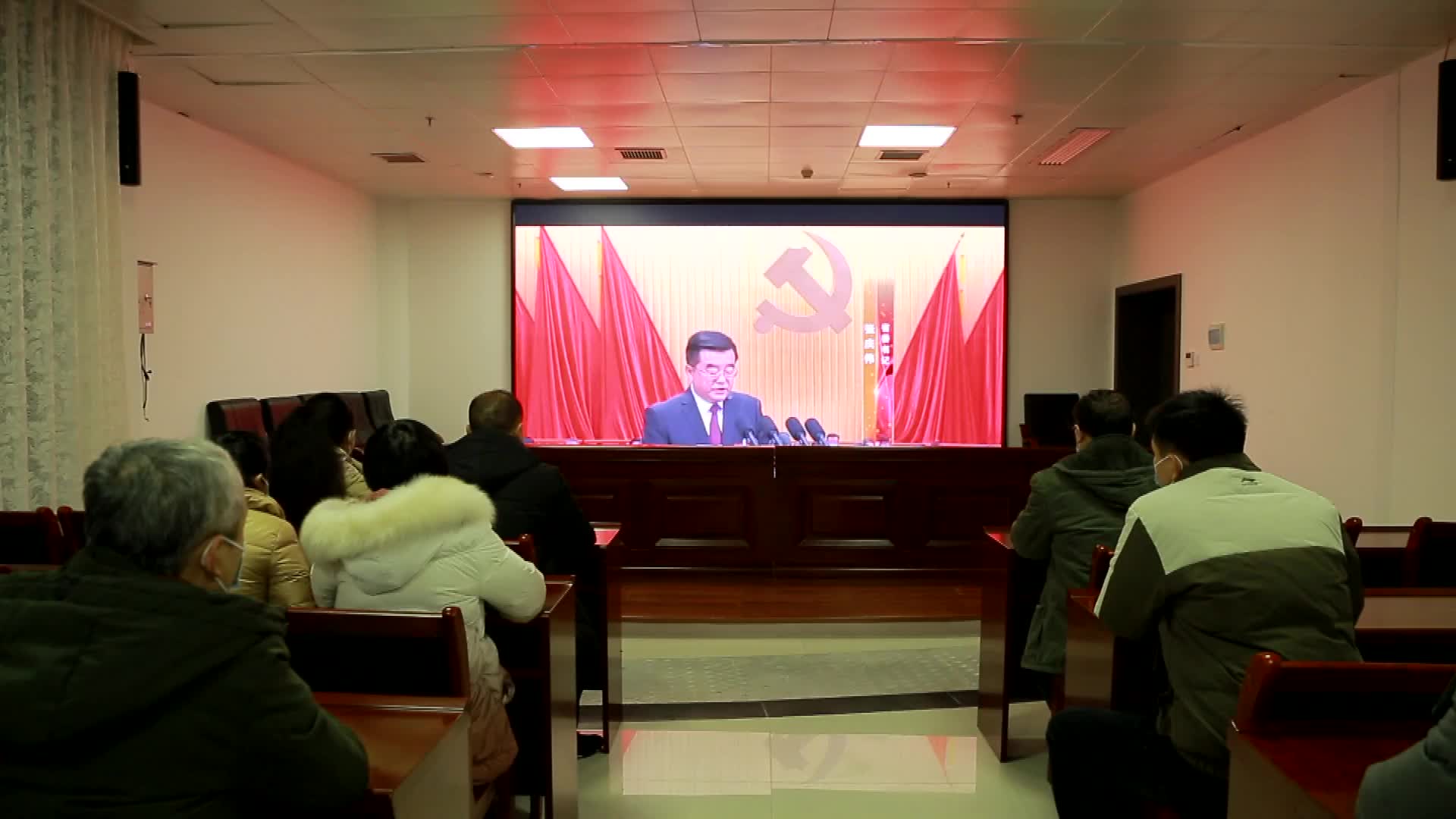 县融媒体中心干部职工集中收看省第十二次党代会精神党员教育电视片