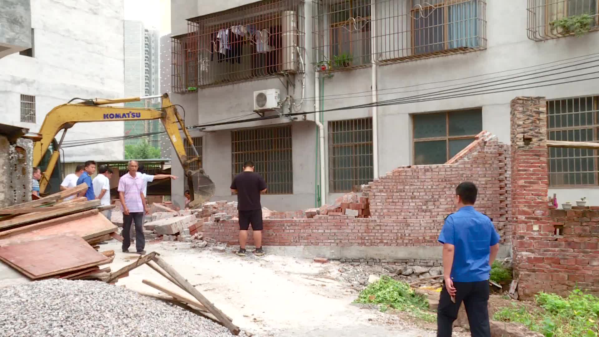 聚焦十大重点工作·风险大防控｜临武县查违办依法强制拆除武水镇陶家村一违法建筑