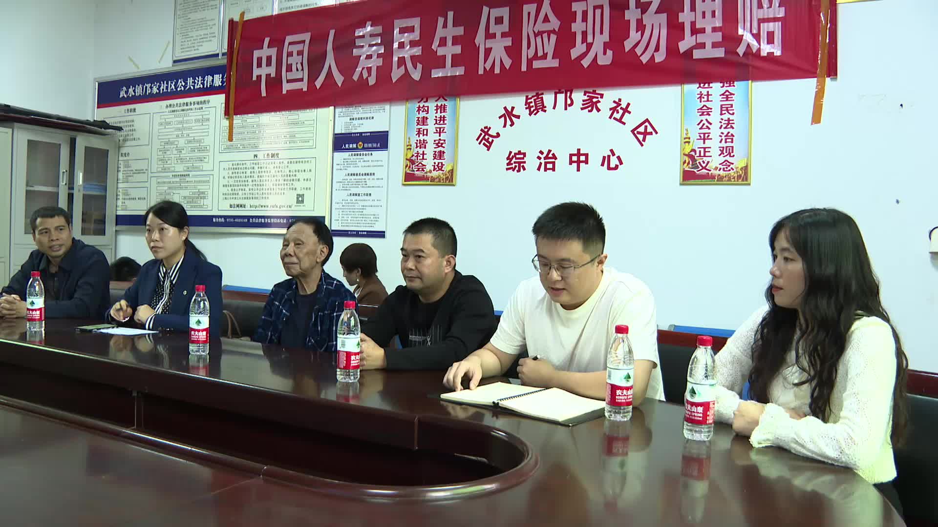 打好“发展六仗” | 临武县为残疾人发放保险理赔金