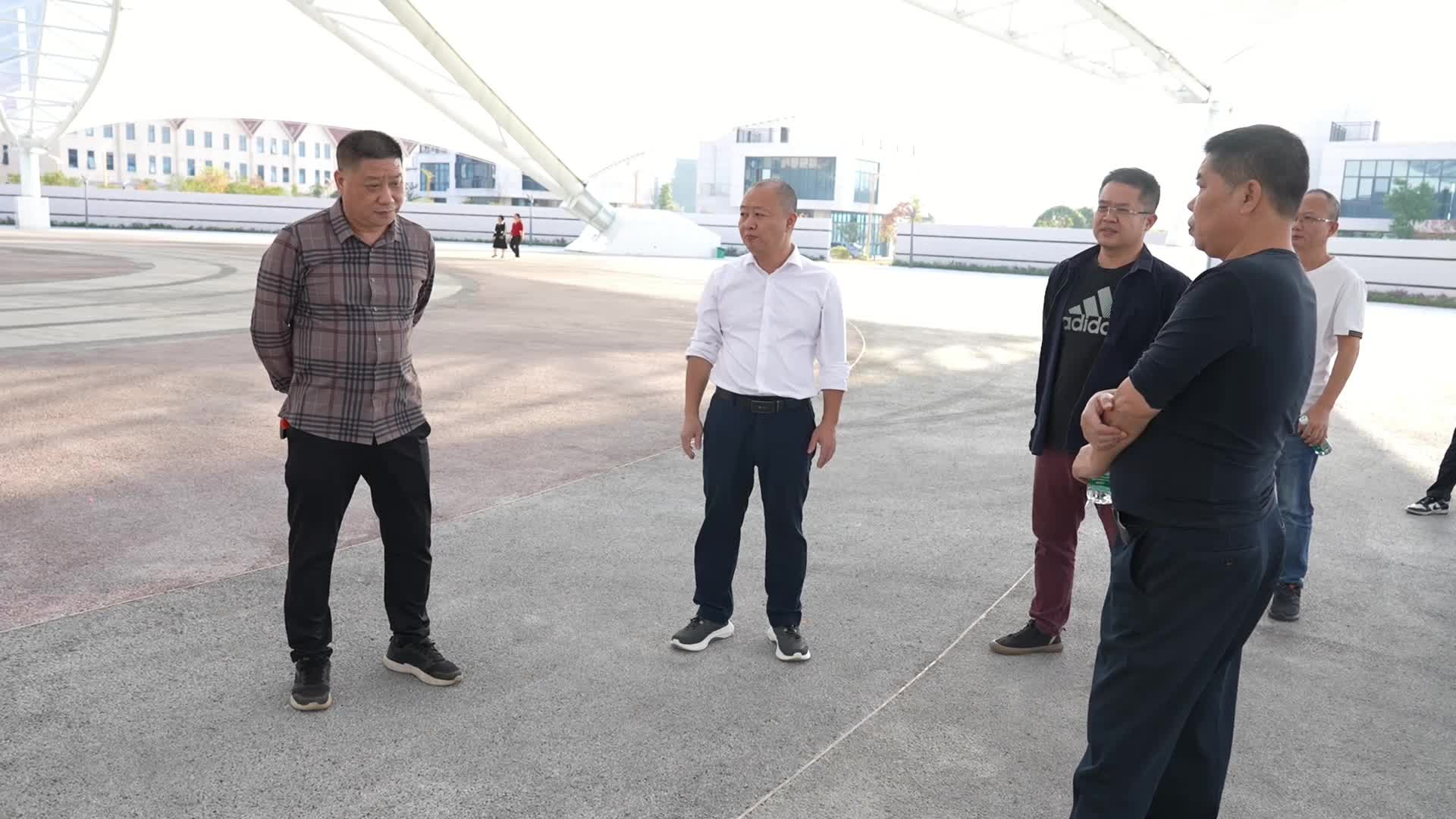 曾双红调度部署2024“新阶联”杯职业车手(临武)汽车拉力赛开幕式筹备工作