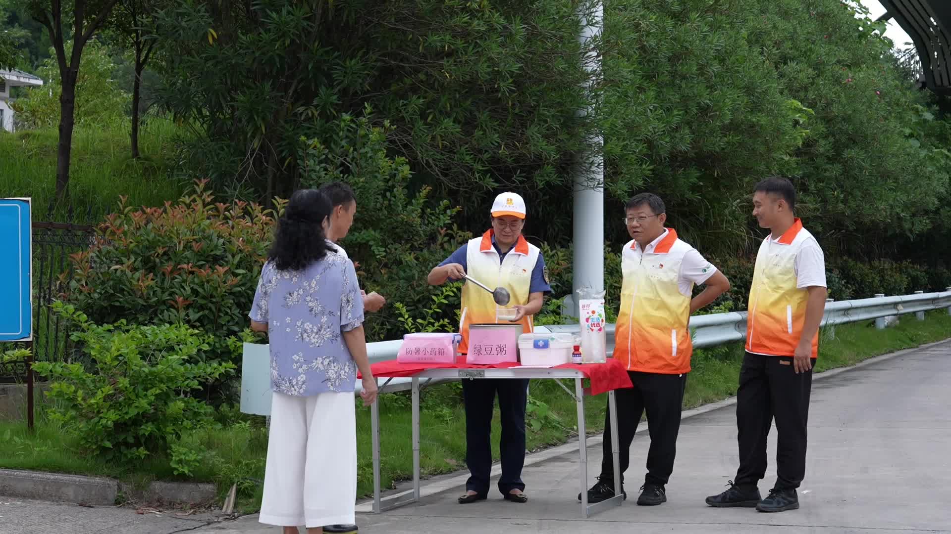 湖南高速集團郴州分公司臨武收費站開展“夏季送清涼”活動