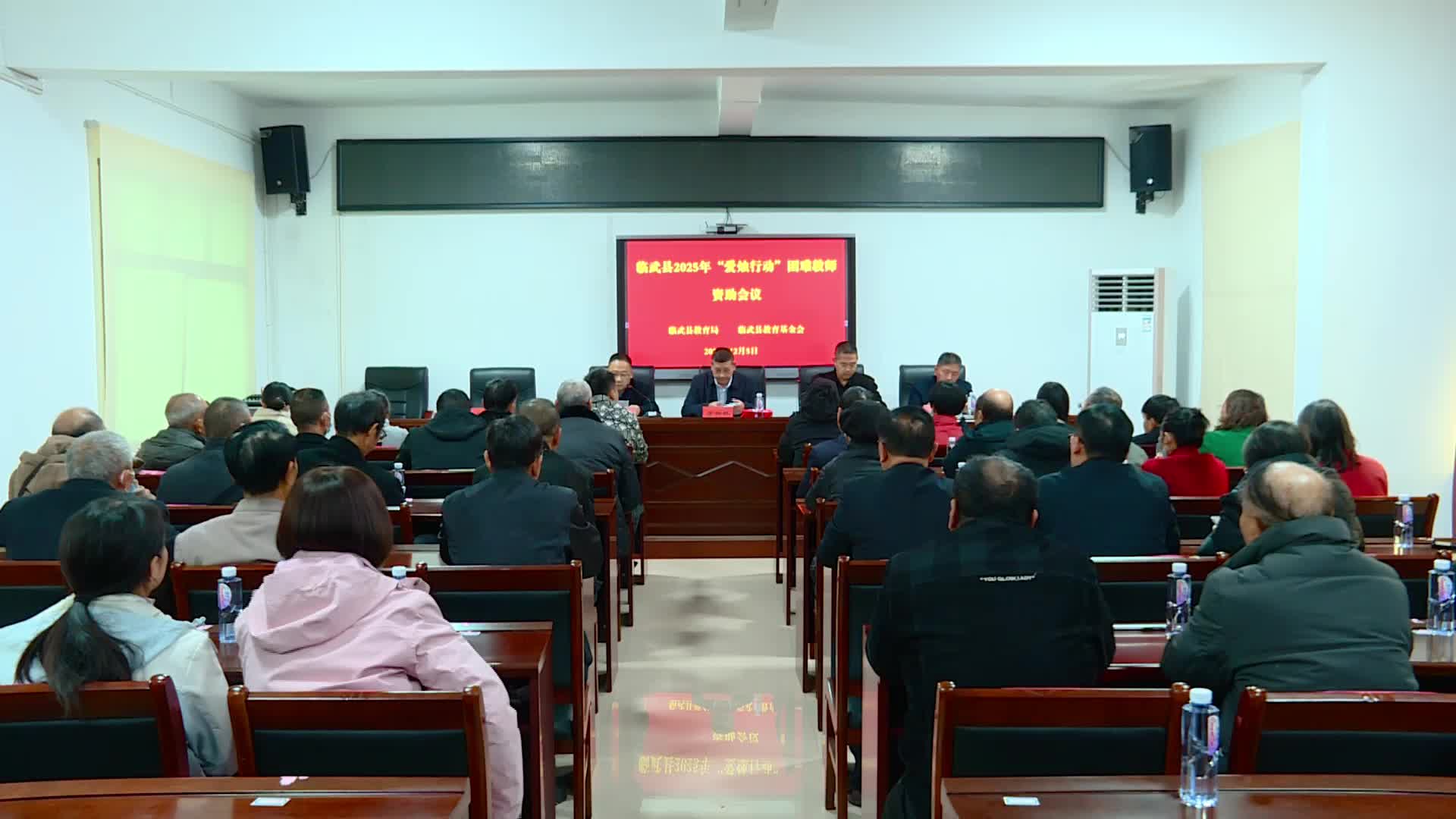 临武县为53名特困教师发放26.2万元“爱烛行动”资助金