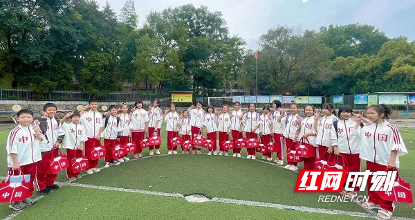 【红网时刻】临武县东山小学：农村娃圆了“校服梦”
