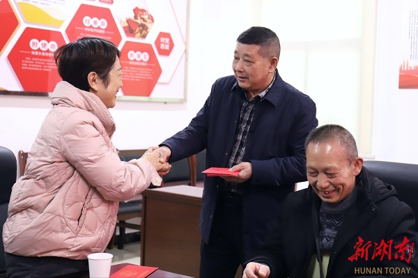 【新湖南】临武发放15万余元慰问金助困难教师过暖心节