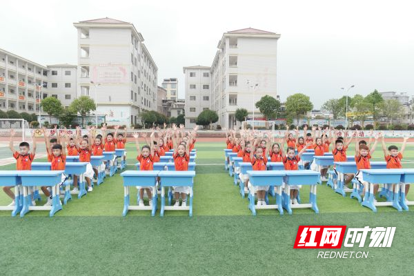 【红网时刻】图集 | 临武县六完小：舞动童心 “桌”而不凡