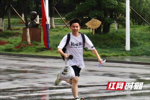 【红网时刻】直击高考 ｜临武： 脱颖而出苇以航