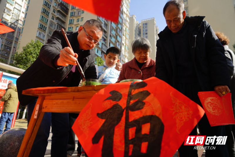 【红网时刻】组图 | 临武：墨染春联笔送“福”