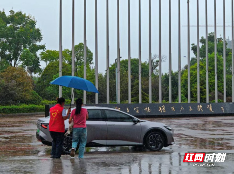 【红网时刻】临武县：一把共享雨伞的暖心护送
