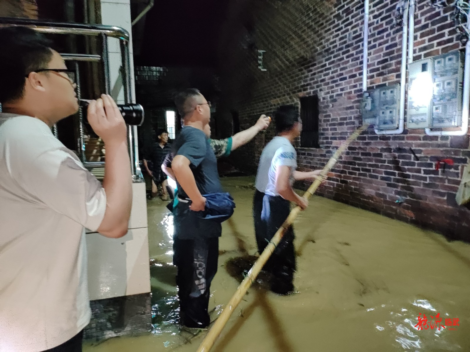 【新湖南】一场强降雨突袭临武县万水乡，乡村干部闻“汛”而动，冲锋在前显担当！