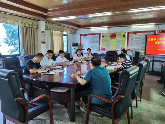 曾忠良调研全县中小学秋季开学准备工作