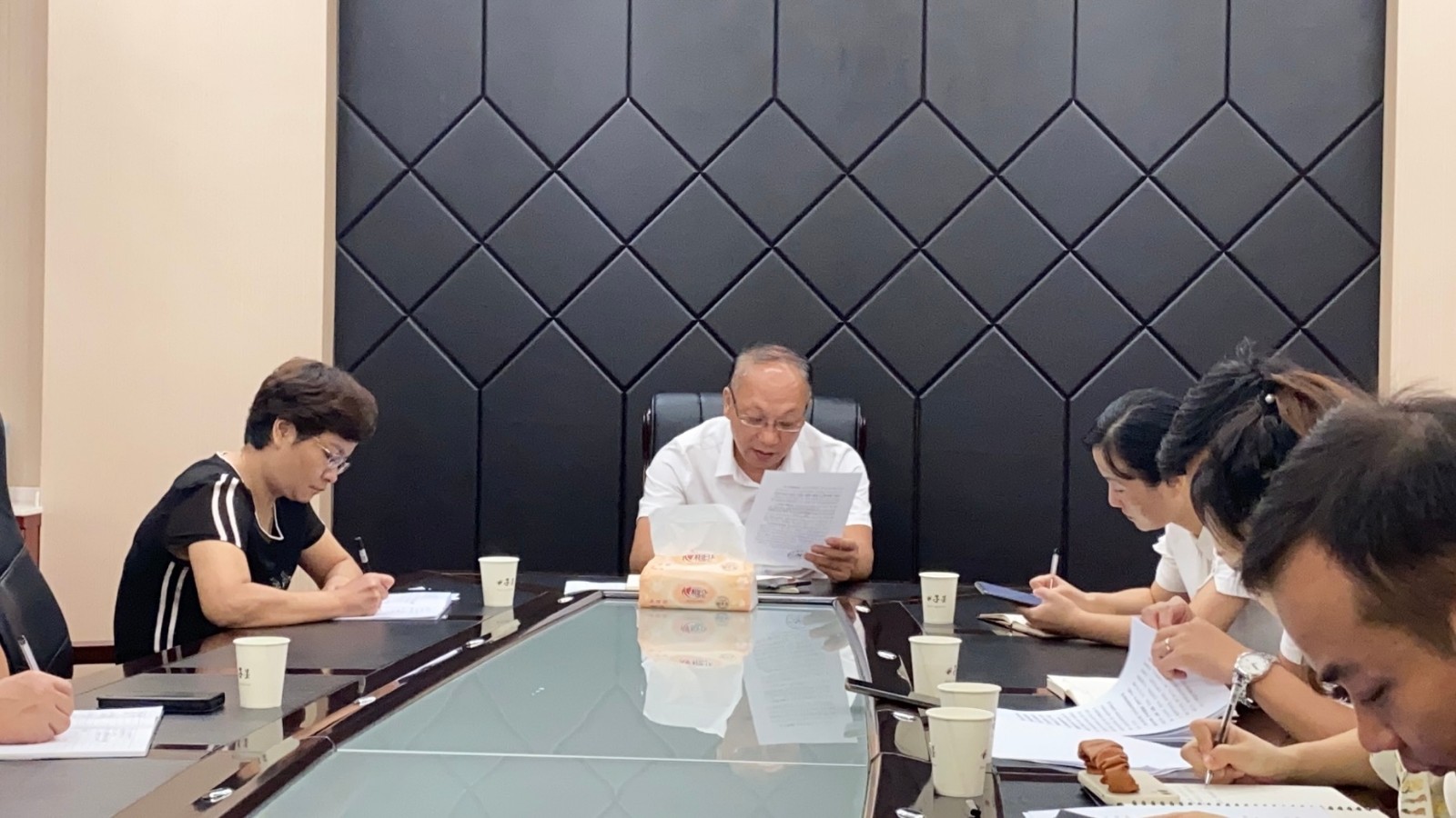 县机关事务服务中心学习贯彻市第六次党代会精神
