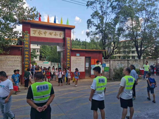 万水乡：文明劝导护航安全