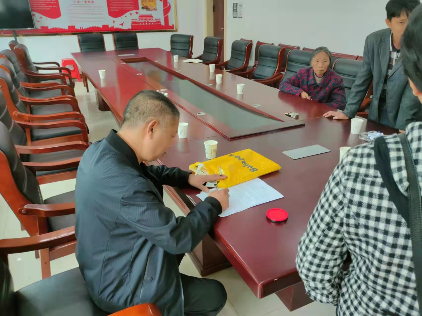 舜峰镇：真情调处融“坚冰” 陈年旧案终化解