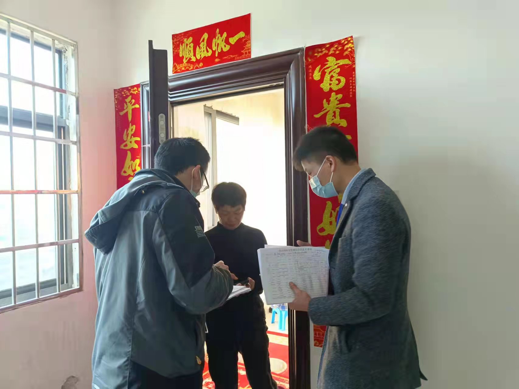 县委办：“敲门行动”拧紧疫情防控“发条”