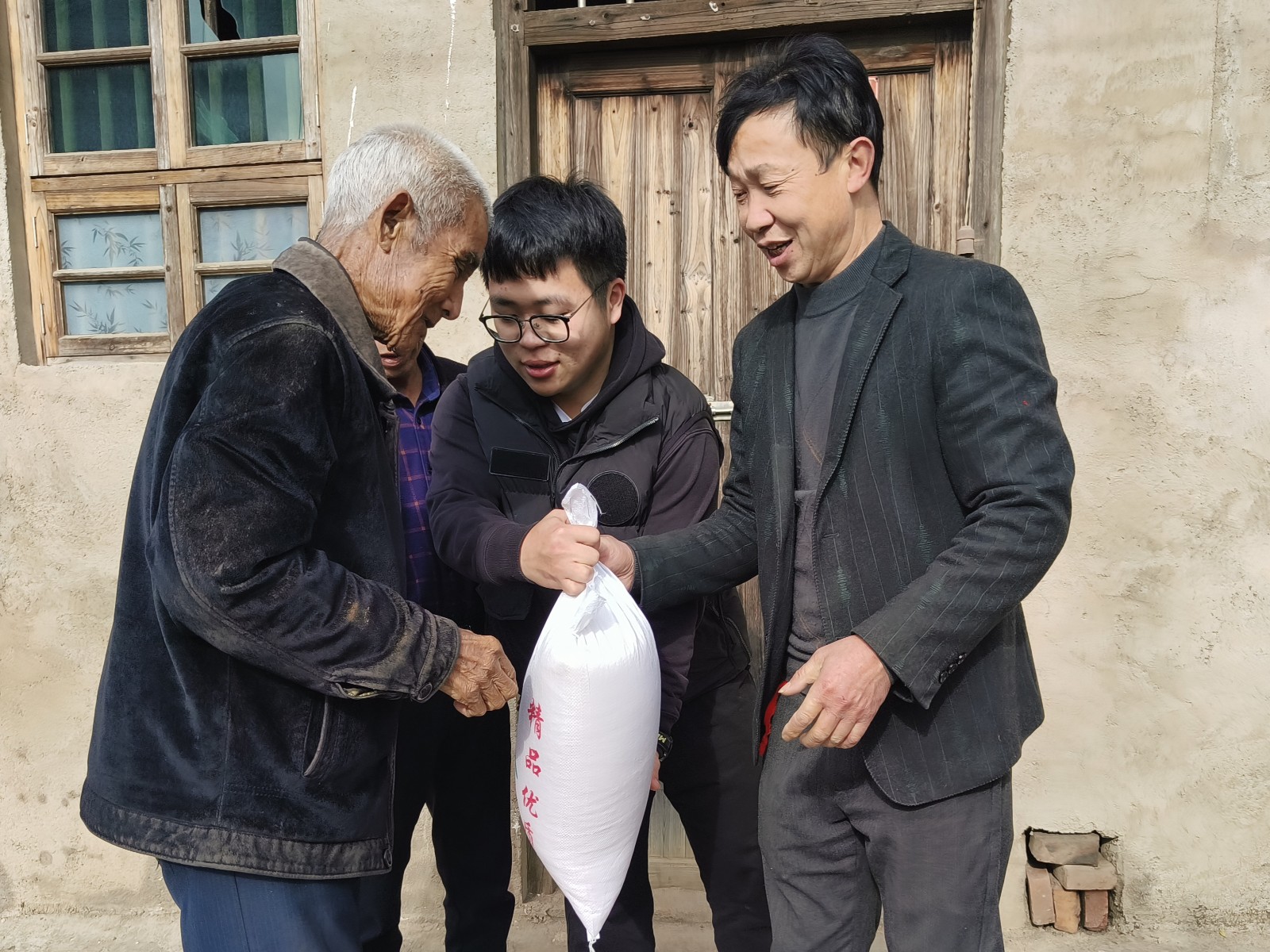 新春走基层 | 种粮大户重乡情 送米送油忙不停